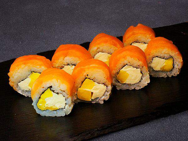 СушиСет - Ролл с копченным лососем и манго