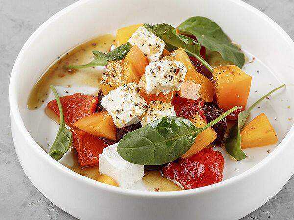 Terra - Салат с печеными овощами, хурмой и мягким сыром