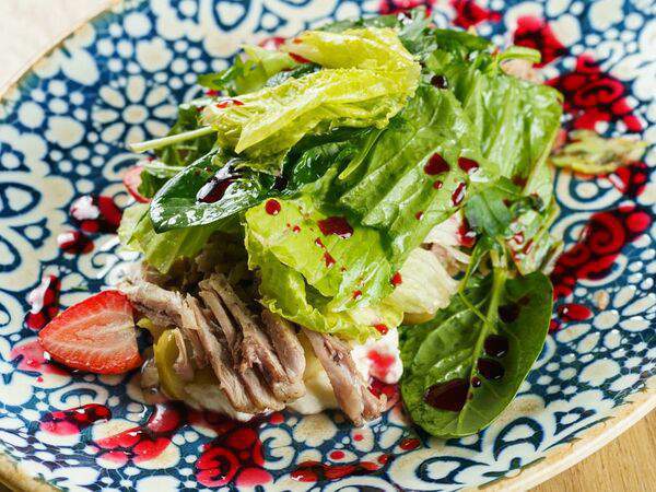 Бахор - Салат с томленой уткой, страчателлой и яблоками