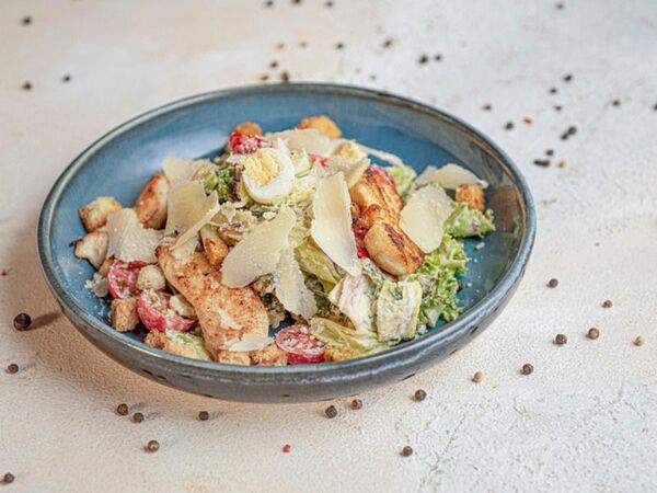 Агафредо - Салат Цезарь с обжаренной куриной грудкой