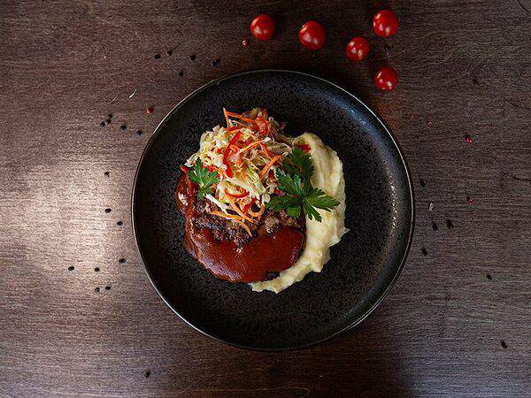 Cart Lounge - Бифштекс с томатным соусом и салатом Коул слоу