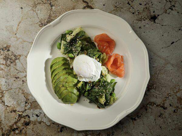 Ресторан 1991 - Салат с лососем и яйцом пашот