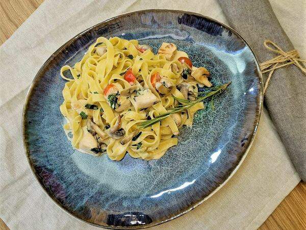 Nova Coffee - Феттуччине с куриной грудкой и шампиньонами