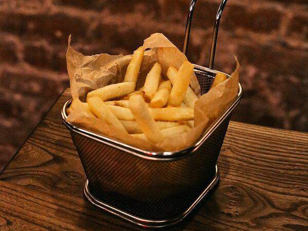 Saldens - Картофель фри с сырным соусом