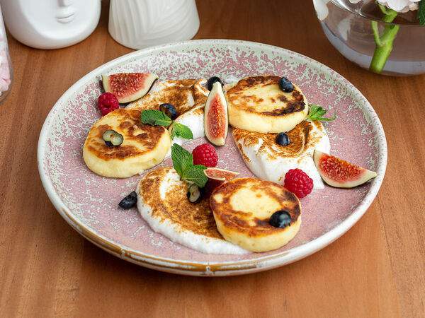 Nuga - Сырники из рикотты с меренгой и сезонными ягодами