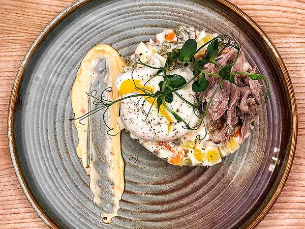 Голый Повар - Салат Оливье с уткой и яйцом пашот