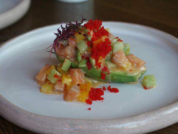 Berberry & ptichka - Тартар из авокадо с лососем