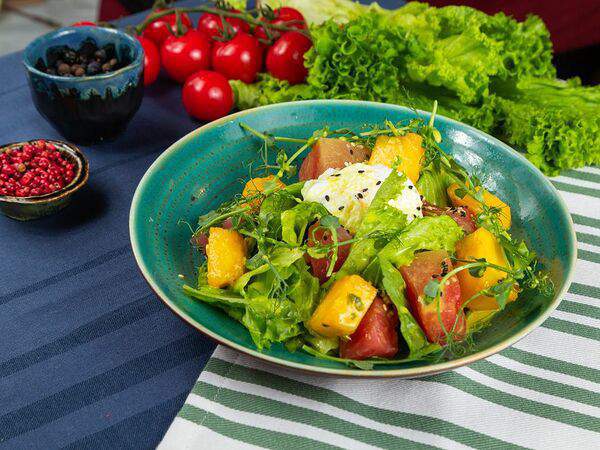 Hot Holland - Салат с пряными ананасами и бочковым арбузом