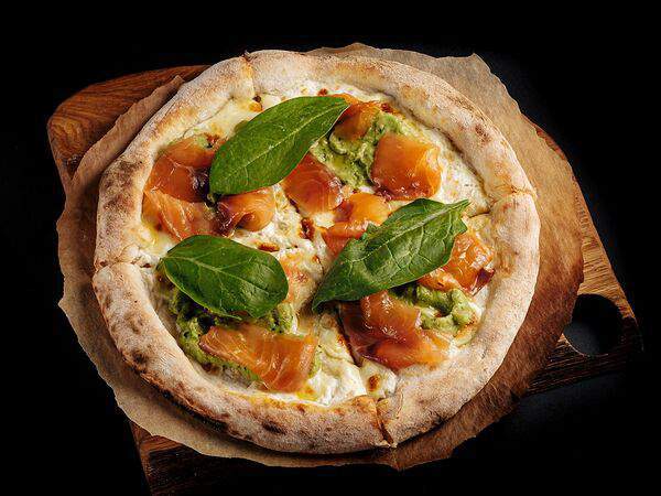 Мона - Большая пицца с лососем гравлакс