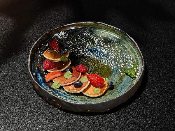 Сезоны - Панкейки со спелыми ягодами и кленовым сиропом