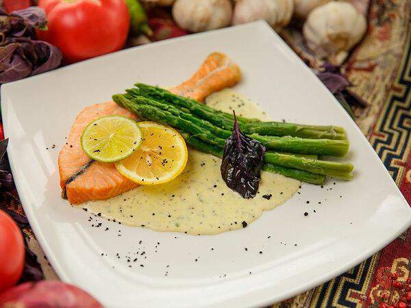 Кафе Отдых - Стейк лосося с припущенной спаржей под сливочно-базиликовым соусом