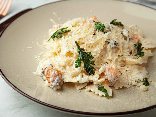 Вкусняхи - Фарфалле с семгой в сливочном соусе