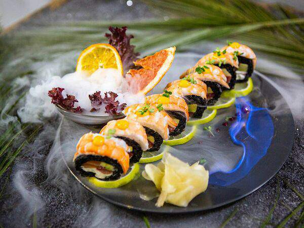 Poke Room - Ролл Блэк Эби с лососем, клубникой и авокадо