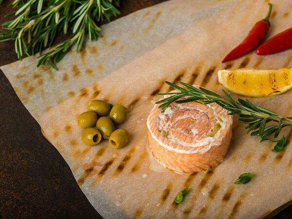 Fish & Grill - Рулет из форели с оливками и творожным сыром