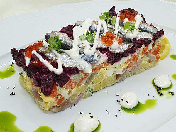 Васнецовъ - Лосось Под шубой с балтийской килькой