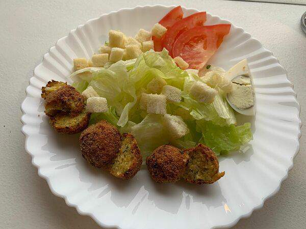 Hot dog house - Салат Цезарь с фалафелем