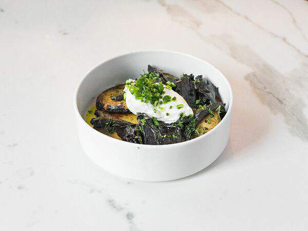 Гаврош - Запеченный картофель с копченой сметаной и лисичками