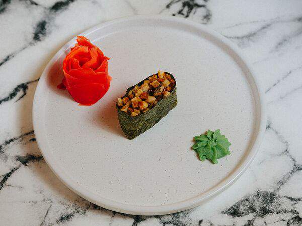 Роллы на районе - Суши с рубленым угрем в соусе унаги