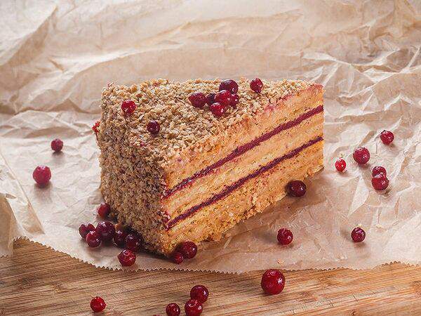 Buffet - Пирожное Медовое с ягодной прослойкой