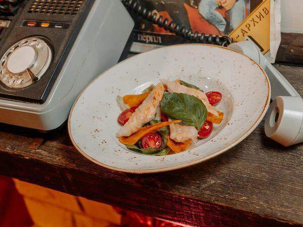 Паб 13 - Салат с семгой и соусом винегар