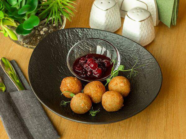 Победа - Сырные шарики с копченостями и соусом