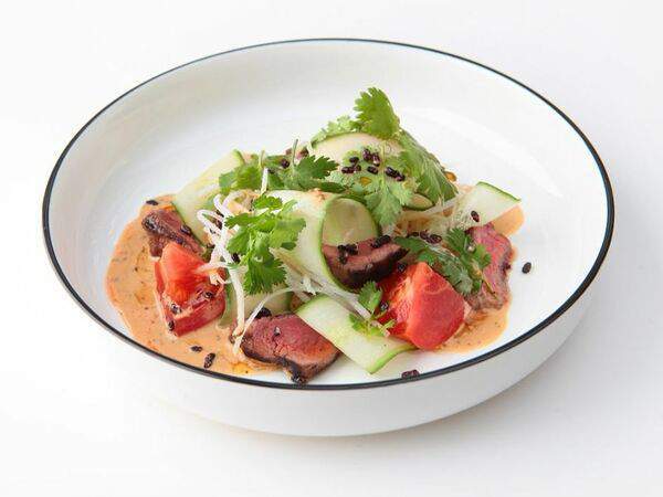 Colors Сafe - Салат с говядиной гриль и ореховым соусом