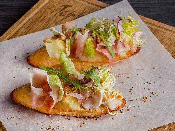 Terra - Брускетты с пармой и печеным яблоком