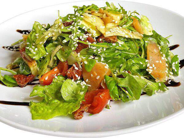 The Peashem - Салат с сыром сулугуни и слабосоленым лососем