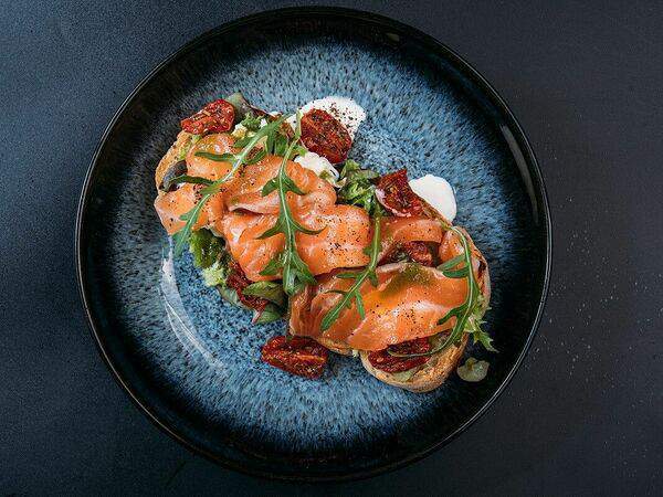 Прага - Брускетта с лососем и сыром страчателла