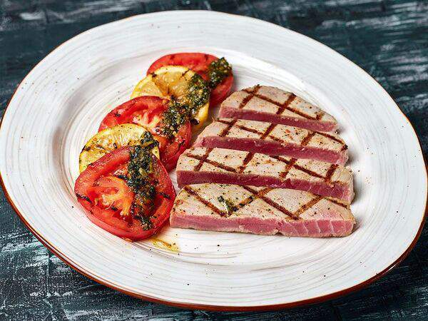 Шеннон - Стейк из тунца с соусом песто