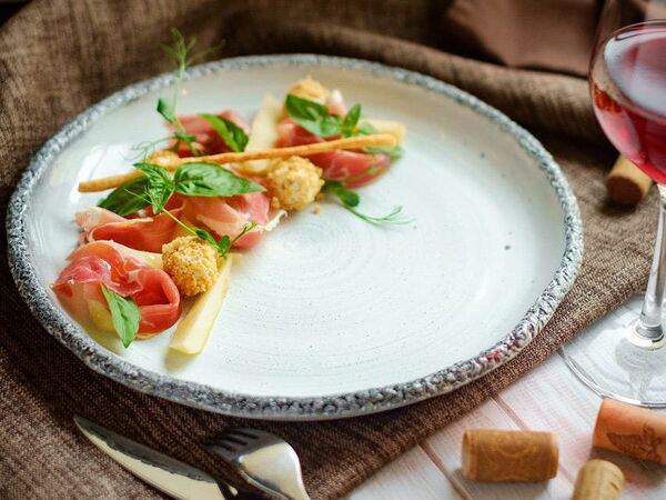 Toscana grill - Медовая груша с горгонзолой в миндале с прошутто