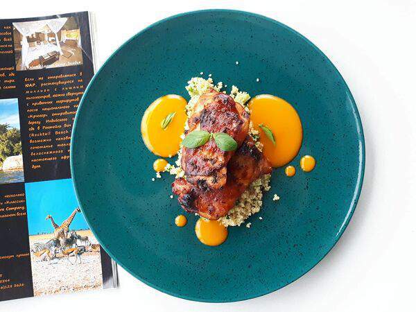 GM cafe - Филе цыпленка, киноа, морковное масло