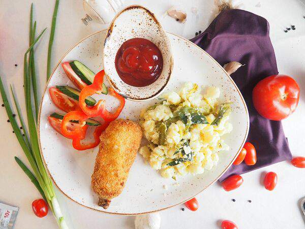 Вилла Подлипки - Котлета по-киевски с картофелем и луком-порей