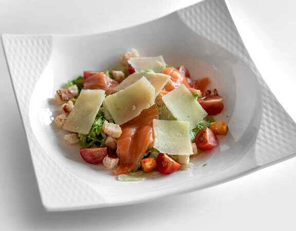 Вкусно House - Салат Цезарь с семгой