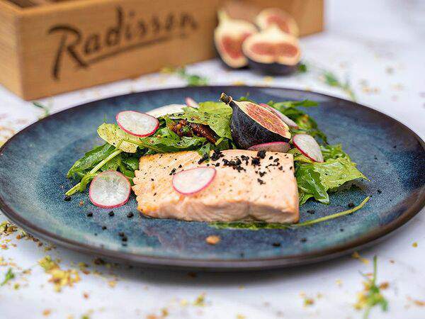 Gallery - Салат с яйцом пашот и жареным лососем