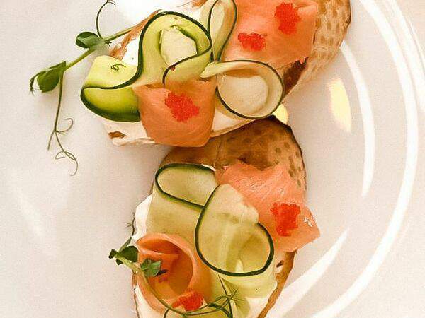 Гастро Бар  Youre Stories - Брускетта с лососем и сливочным сыром