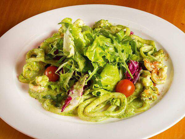 Pasta Uno - Салат с морепродуктами под сливочным песто