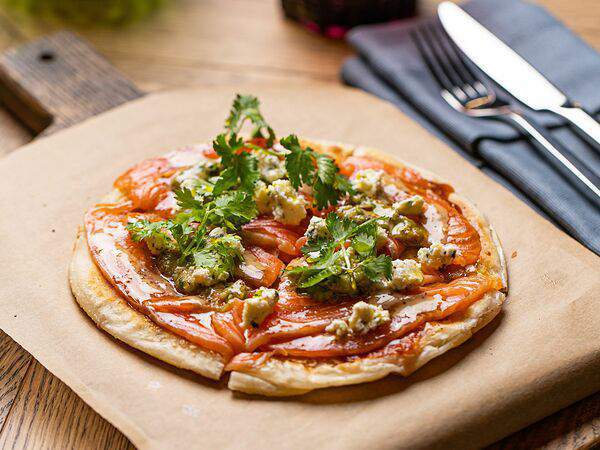 Южанин - Роти с лососем слабой соли, сыром надуги и персиковым ткемали