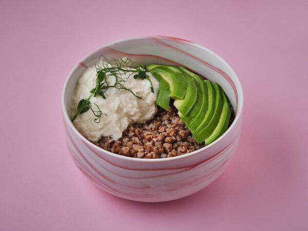 Manick Cakes - Гречневая с авокадо, яйцом пашот и сырным соусом