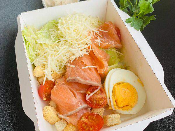 Ibis Kitchen - Салат Цезарь с семгой