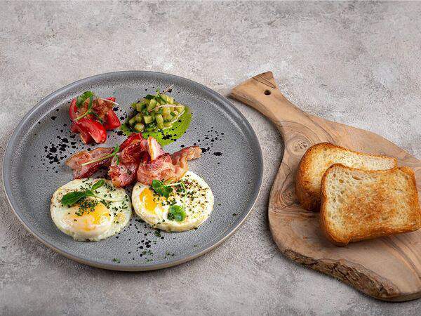 Red wall - Яйца, жареный бекон и томатная сальса