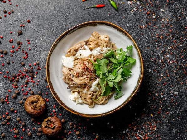 Spicy Band - Вок Лапша в сливочном соусе с курицей