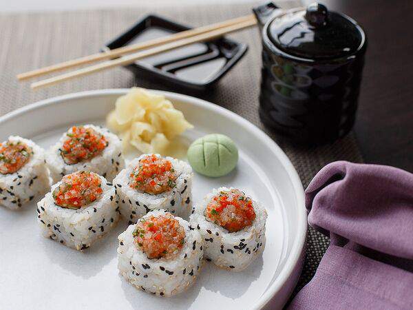 Per se - Ролл с копченым угрем, свежим огурцом и азиатской сальсой