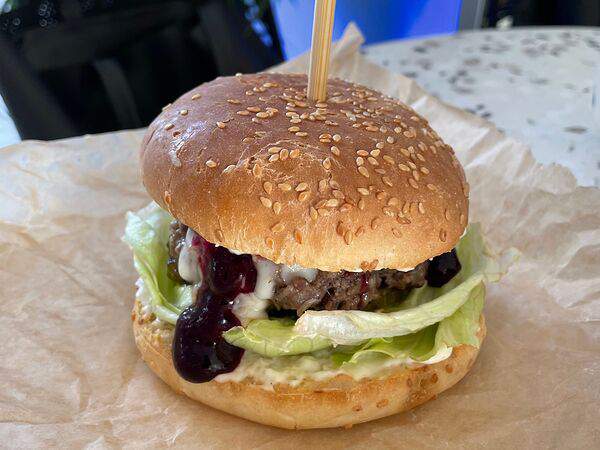 Black Fox - Бургер с котлетой из говядины, сыром чеддер и вишнёвым соусом