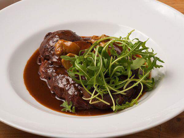 Дунай - Говяжья рулька в соусе из лесных грибов