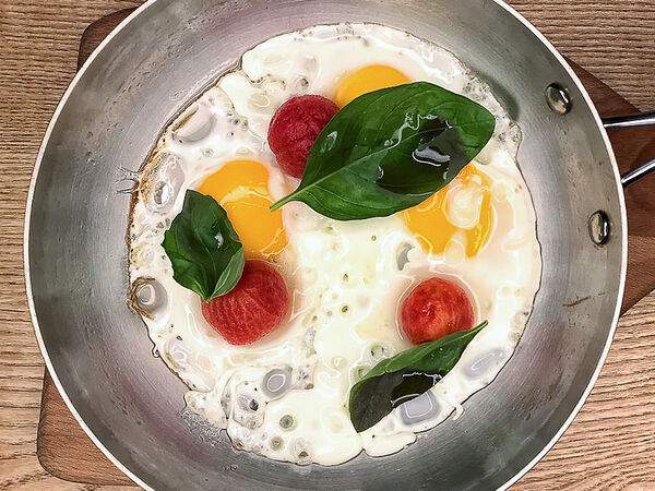 Голый Повар - Глазунья с томатами черри