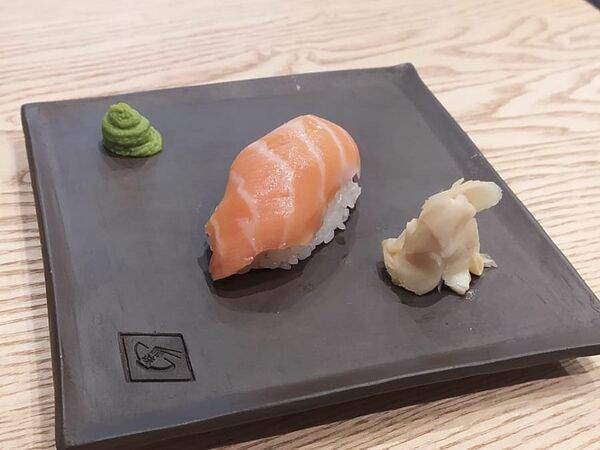 Манэки - Суши с лососем 1шт