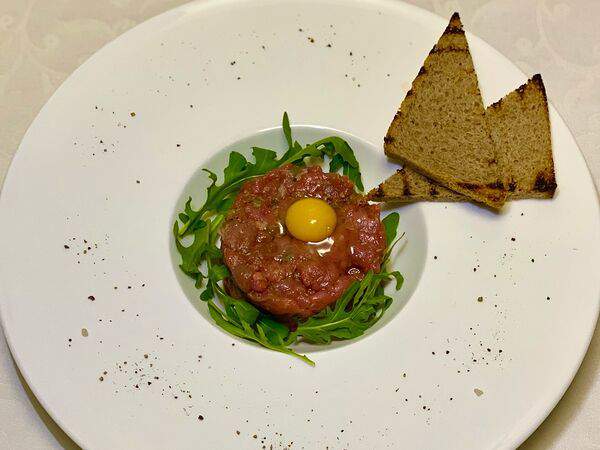 Кадриль - Тартар из говядины с ржаными тостами