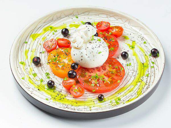 Трактир белый - Буррата с томатами и черной смородиной