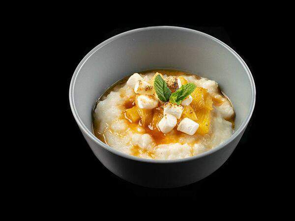 Café Brasserie - Рисовая каша на кокосовом молоке с ананасом и маршмеллоу